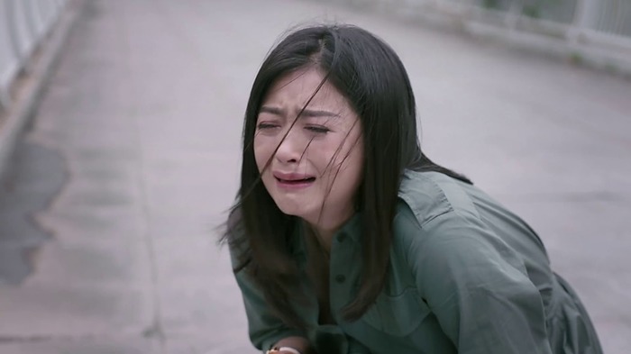 樊胜美哭成了一个泪人,她口口声声恳求男友离开自己,得不到家里的支持